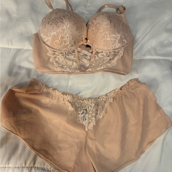 Elegant Lace Women’s Intimate Set in Cream - Picture 1 of 5